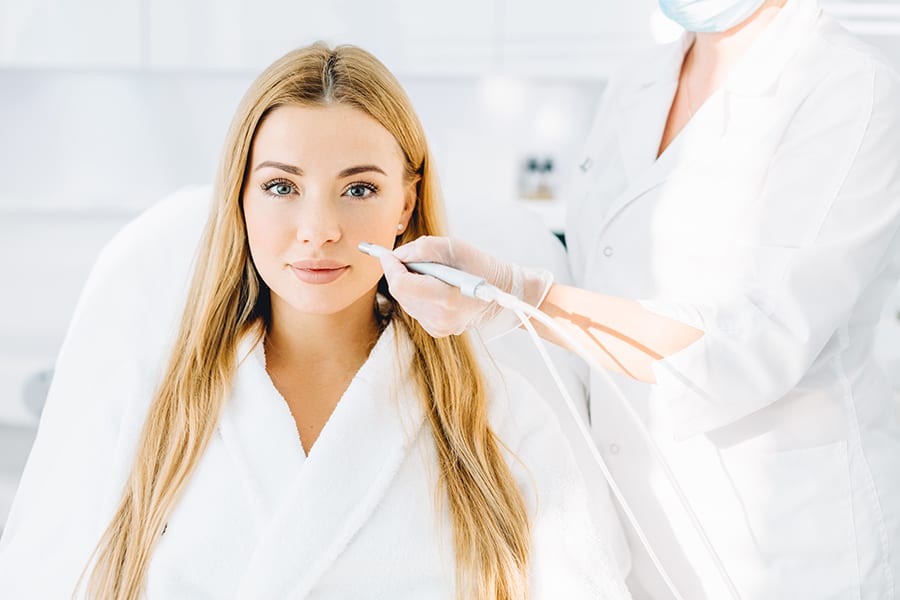 cicatrice apres lifting visage cervico facial photo cicatrice lifting visage chirurgie esthétique dr thierry ktorza chirurgien lifting visage paris